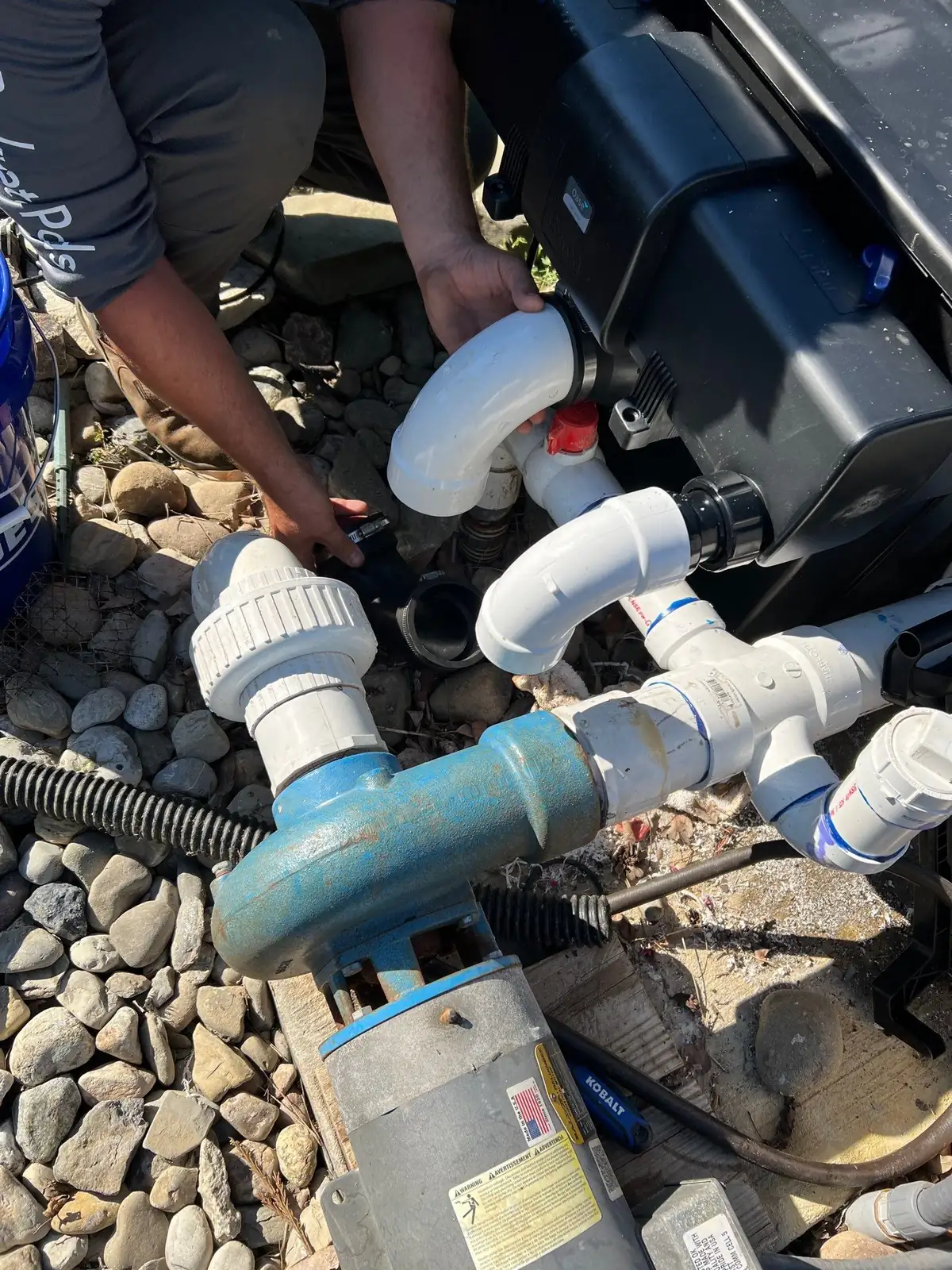 De-icer floating in frozen pond maintaining gas exchange opening